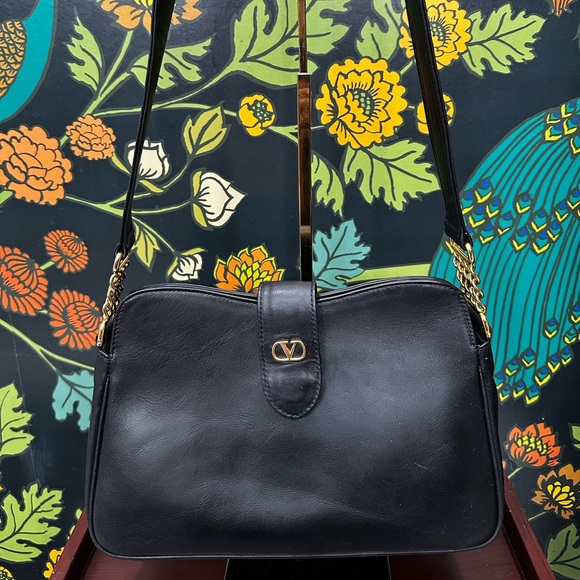 Vintage Valentino Garavani Black Leather Shoulder Bag with Gold Chain - Picture 3 of 14